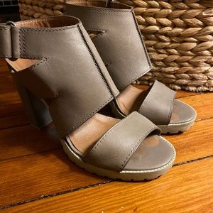 Very cool Saks Fifth Avenue pumps